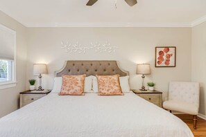 5 chambres, bureau, fer et planche à repasser, lit de bébé portatif