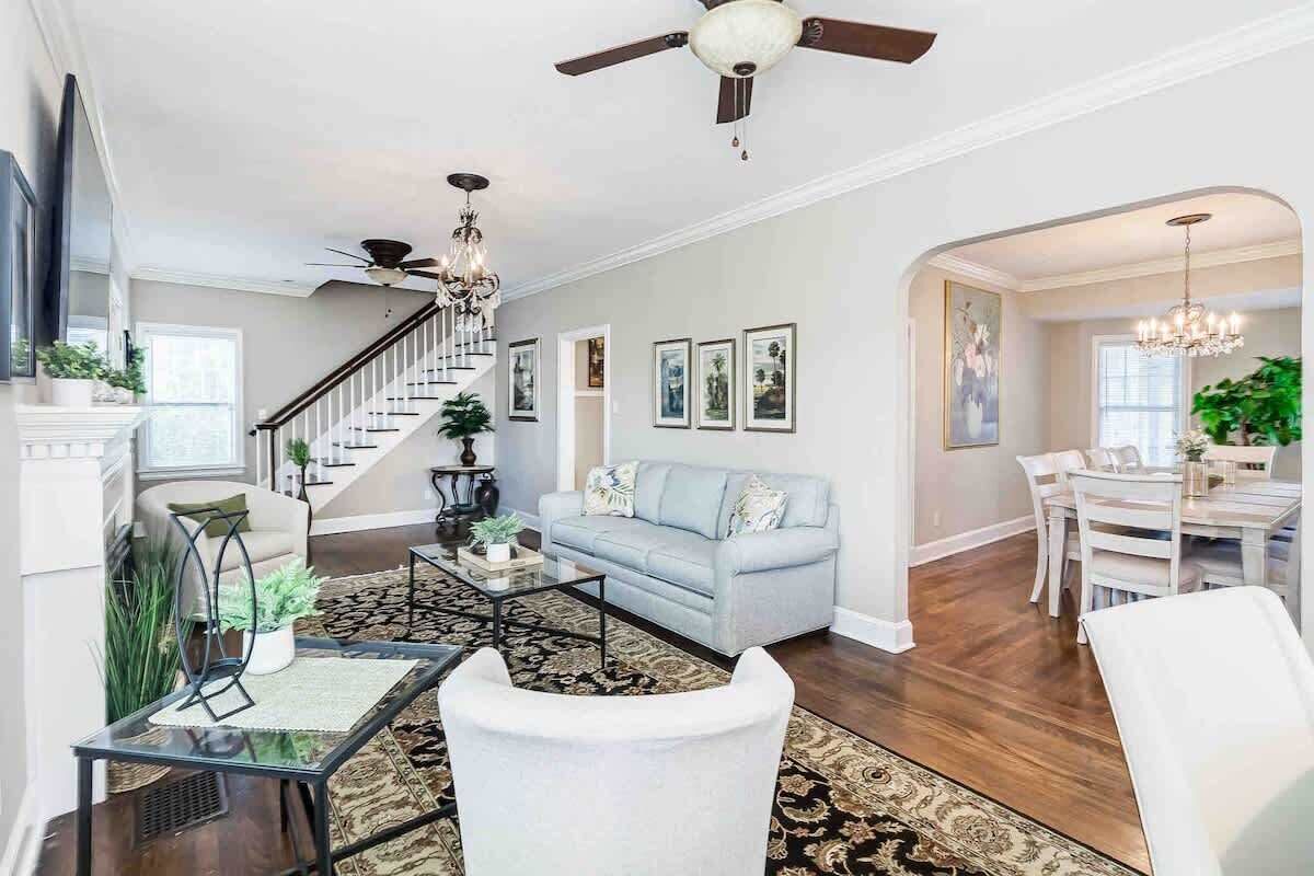 Smart-TV, Kamin, Bücher, Arbeitsbereiche