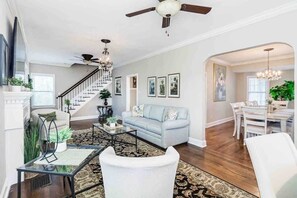 TV connectée, cheminée, livres, espaces bureaux