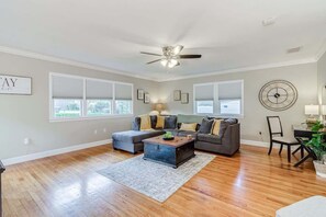 Téléviseur connecté, foyer, livres, bureau