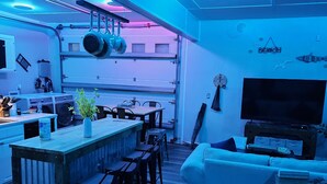 Un espacio habitable compacto con cocina, comedor y zona de estar.