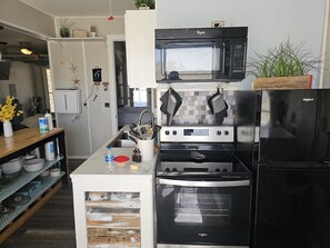 Jääkaappi, mikroaaltouuni, uuni, liesi