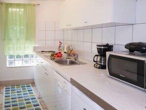 Kühlschrank, Mikrowelle, Geschirrspüler, Toaster