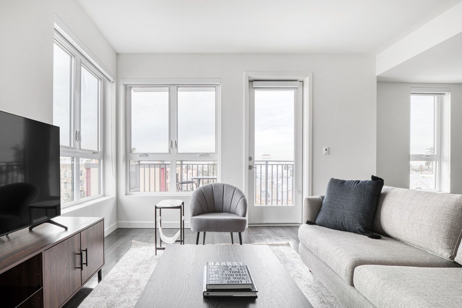 Amazing Long Beach 2BR w/ Gym & Pool, near Shops & Bars, by Blueground