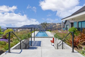 A pool area with a view of mountains, a pergola, and a modern house. - Modern Ranch Estate overlooking Valley of Moon (Santa rosa)