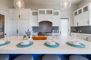 Réfrigérateur, un four, surface de cuisson, lave-vaisselle