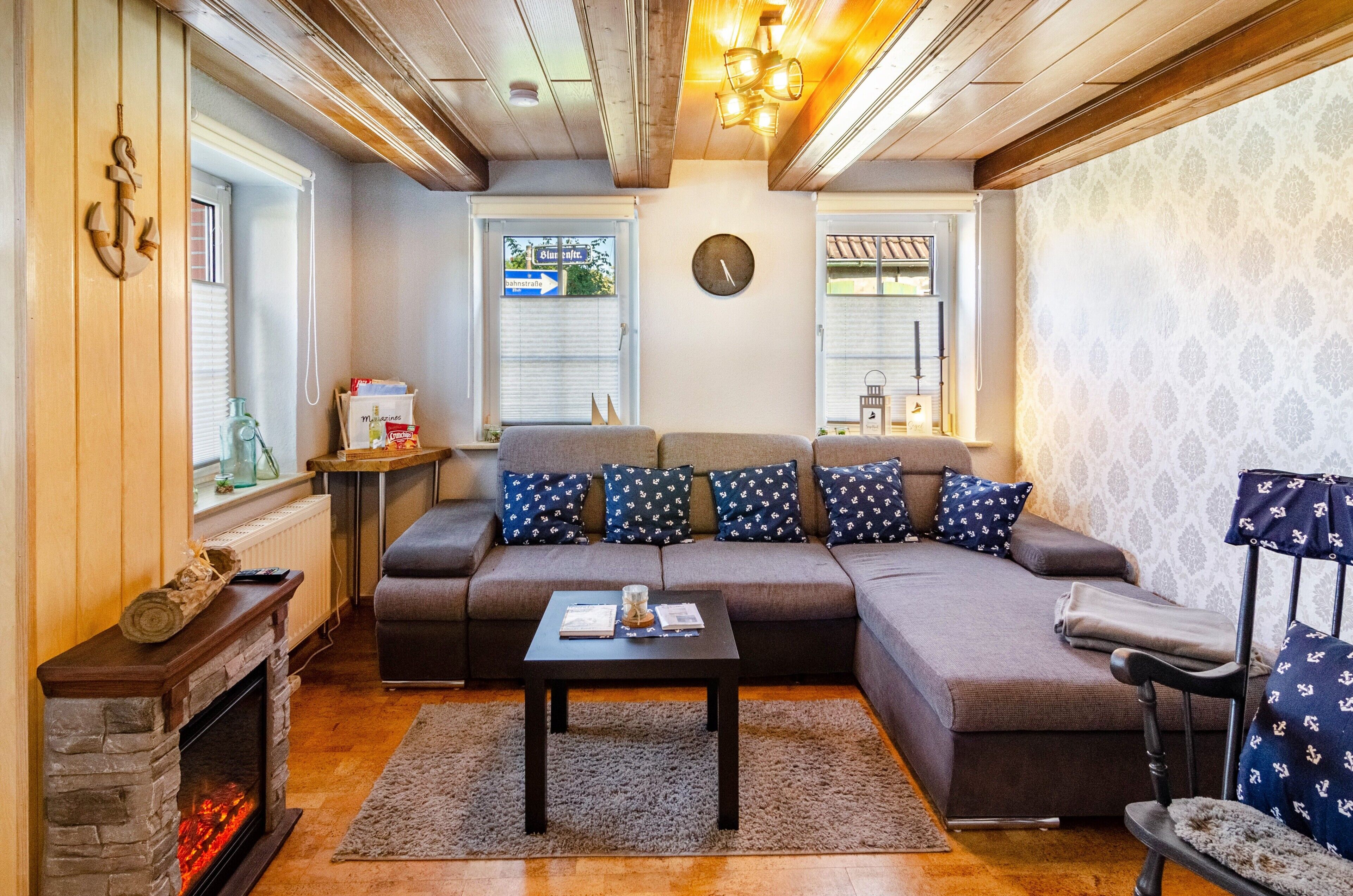 Televisión y chimenea 