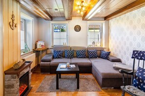 TV, fireplace - Vacation Home 'Segelboot' with Garden, BBQ & Wi-Fi (Krummhörn)