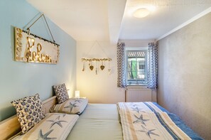 2 bedrooms, iron/ironing board, free WiFi, bed sheets - Vacation Home 'Segelboot' with Garden, BBQ & Wi-Fi (Krummhörn)