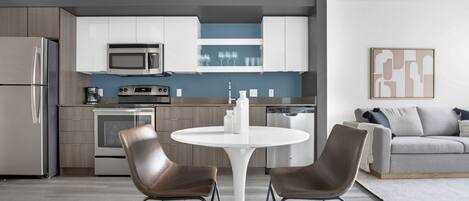 Kühlschrank, Mikrowelle, Ofen, Geschirrspüler