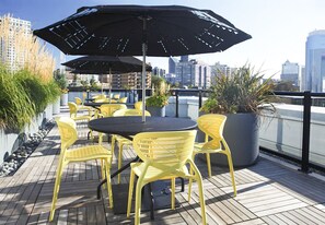 Outdoor dining - Tasteful Capitol Hill 1BR w/ Gym & Roof Deck, near I-5, by Blueground (Seattle)