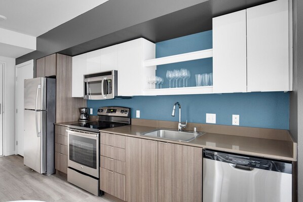 Réfrigérateur, micro-ondes, four, lave-vaisselle