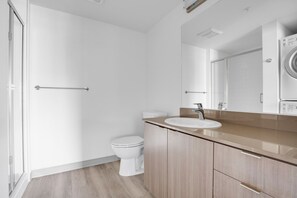 Sèche-cheveux, serviettes fournies