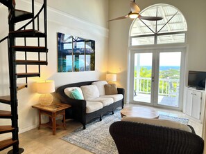 Smart TV, livros, aparelho de som