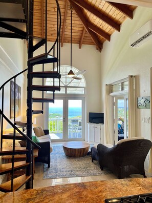 Smart TV, livros, aparelho de som