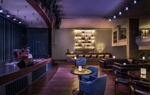 A bar area with a counter, seating, and a barista station. - Le Méridien Goa, Calangute (Calangute)