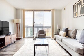 TV, stereo - Luxe Bethesda 1BR w/ Gym, Pool & Concierge, near Metro, by Blueground (Maryland)