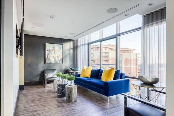 TV, stereo - Roomy Virginia Square 1BR w/ W/D & Gym, near GMU & Metro, by Blueground (Northern Virginia)