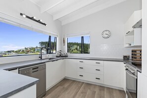 Fridge, microwave, dishwasher, toaster - Boulevard Beauty - Langs Beach Holiday Home (Langs Beach)