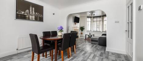 Huis | Privékeuken | Een koelkast, een magnetron, een oven, een kookplaat