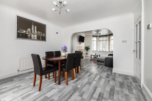 House - Sleeps 10 - Garden - Close to City Centre