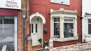 A red brick house with a white door and a bay window. - House - Sleeps 10 - Garden - Close to City Centre (Colchester)
