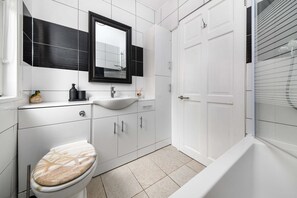 Rumah | Kamar mandi | Kombinasi shower/bathtub, bathtub besar, pengering rambut, dan handuk