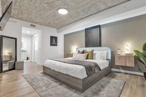 2 bedrooms, iron/ironing board, free WiFi, bed sheets - Upscale King Suite| Pool+ Near Hollywood Beach (Hollywood)