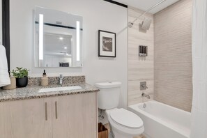 Bathtub, hair dryer, towels, soap - Upscale King Suite| Pool+ Near Hollywood Beach (Hollywood)