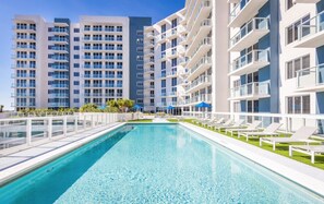 Outdoor pool - Upscale King Suite| Pool+ Near Hollywood Beach (Hollywood)