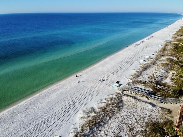 On the beach - AV36 - Gulf Front 2-Bed & 2-Bath Condo with Balcony & Pool (Fort Walton Beach)