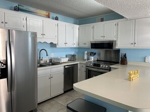 Fridge, microwave, oven, stovetop - AV36 - Gulf Front 2-Bed & 2-Bath Condo with Balcony & Pool (Fort Walton Beach)