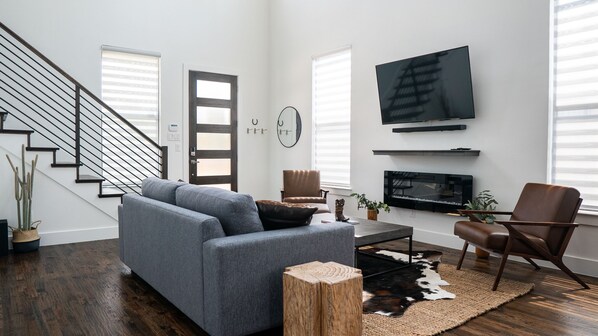 Smart TV, fireplace, stereo