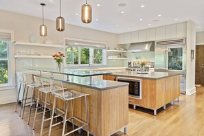 Réfrigérateur, four à micro-ondes, un four, surface de cuisson