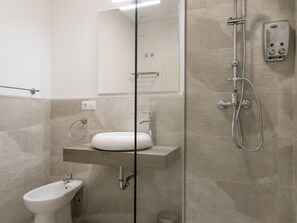 Douche, sèche-cheveux, serviettes fournies