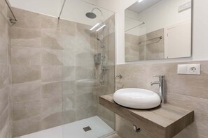 Shower, hair dryer, towels - Sierpes Luxury Premium 1 - 1 bedroom (Sevilla)
