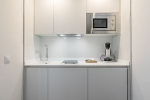Kühlschrank, Mikrowelle, Wasserkocher mit Kaffee-/Teezubehör