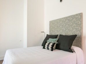 2 bedrooms, iron/ironing board, internet