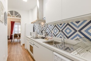 Fridge, microwave, coffee/tea maker, cookware/dishes/utensils - Mansión Blue Catedral Deluxe 1 (Sevilla)