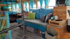Ein gemütliches Interieur mit einem Bett, einem kleinen Tisch und einem Fernseher.