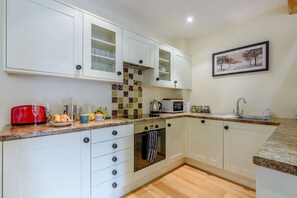 Fridge, microwave, oven, stovetop - Two Bedroom Family Friendly Holiday Cottage in the Cotswolds - Will's Cottage (Stroud)