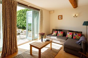 TV, DVD player - Two Bedroom Family Friendly Holiday Cottage in the Cotswolds - Will's Cottage (Stroud)
