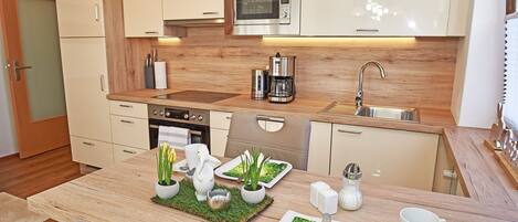 Kühlschrank, Mikrowelle, Ofen, Herdplatte