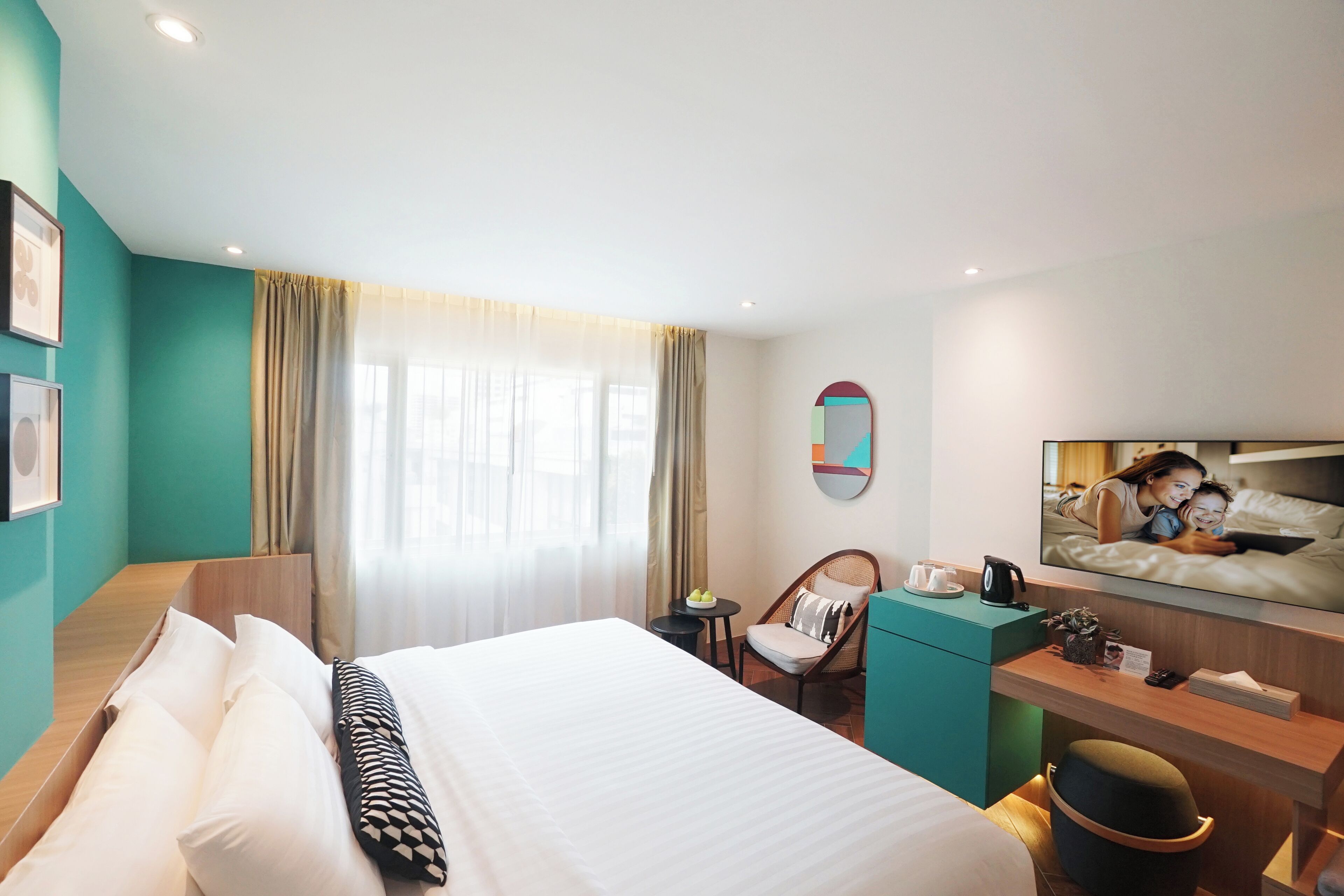 premium bedding, tempur-pedic beds, in-room safe, desk