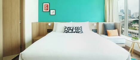 Peti besi dalam bilik, meja, ruang kerja komputer riba