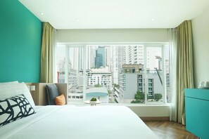 In-room safe, desk, laptop workspace, blackout curtains - SQ Boutique Hotel (Bangkok)