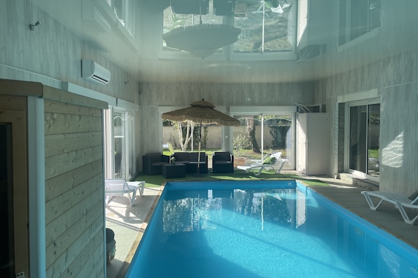 Piscine chauffée avec bain à remous et sauna