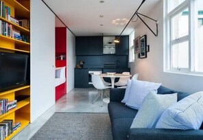 Studio | Living area | Flat-screen TV