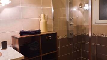 Ducha, secador de pelo, toallas, jabón