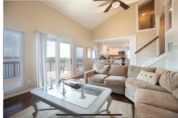 Una Smart TV, una chimenea, un reproductor estéreo